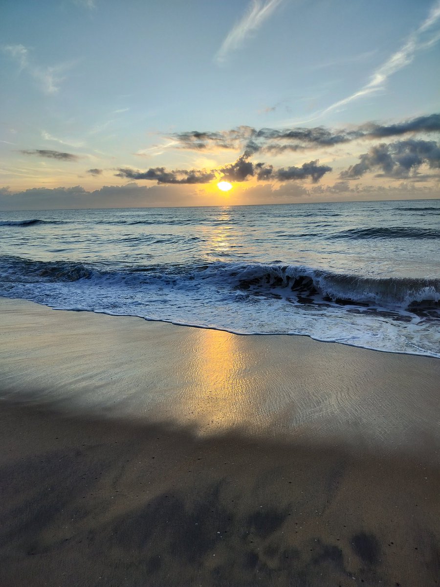 PRspacess's tweet photo. Sunrise beauty enhanced by the charming waves 😇
#PRclickss https://t.co/t2WbNh5qqM