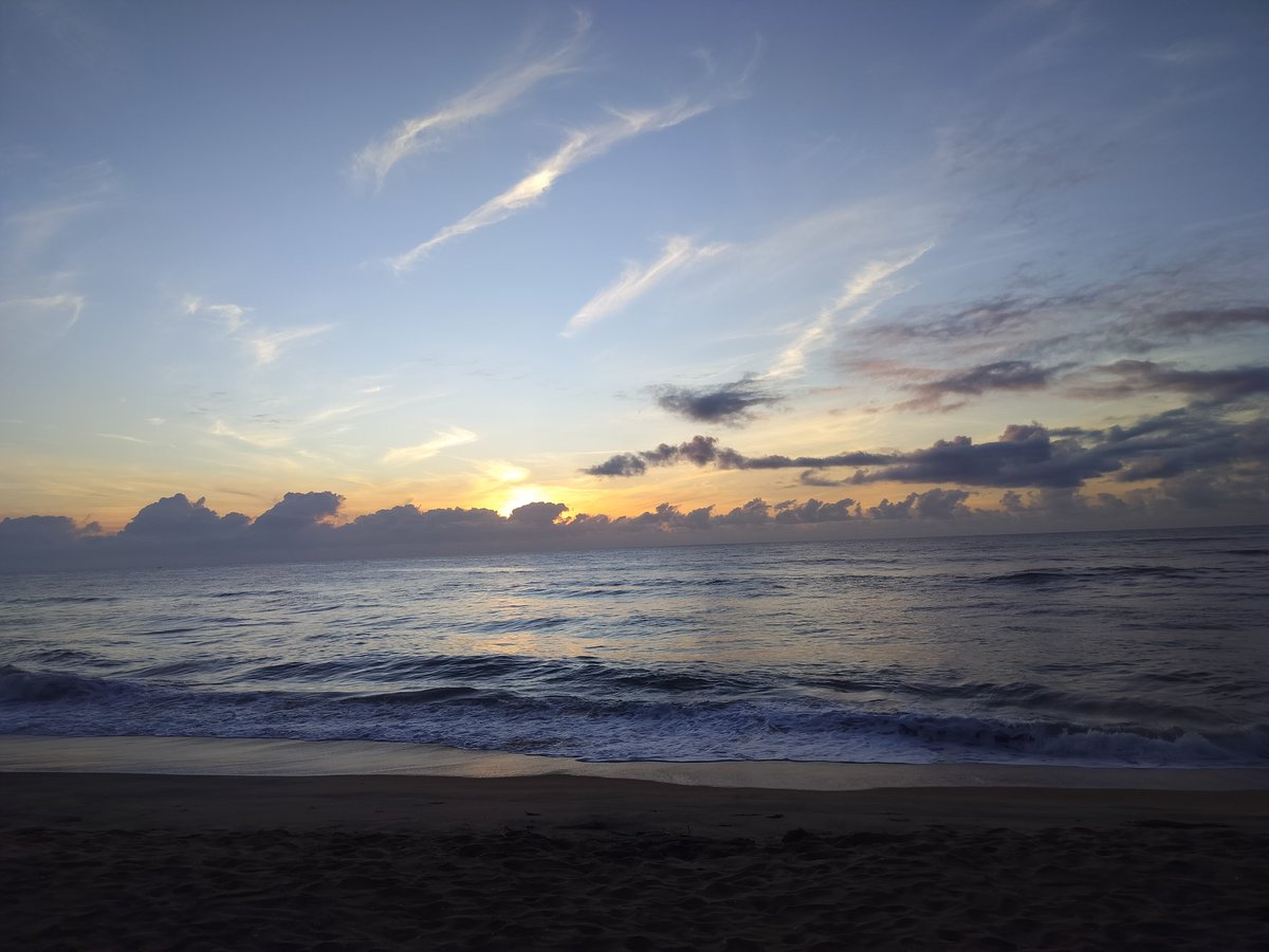 PRspacess's tweet photo. Sunrise beauty enhanced by the charming waves 😇
#PRclickss https://t.co/t2WbNh5qqM