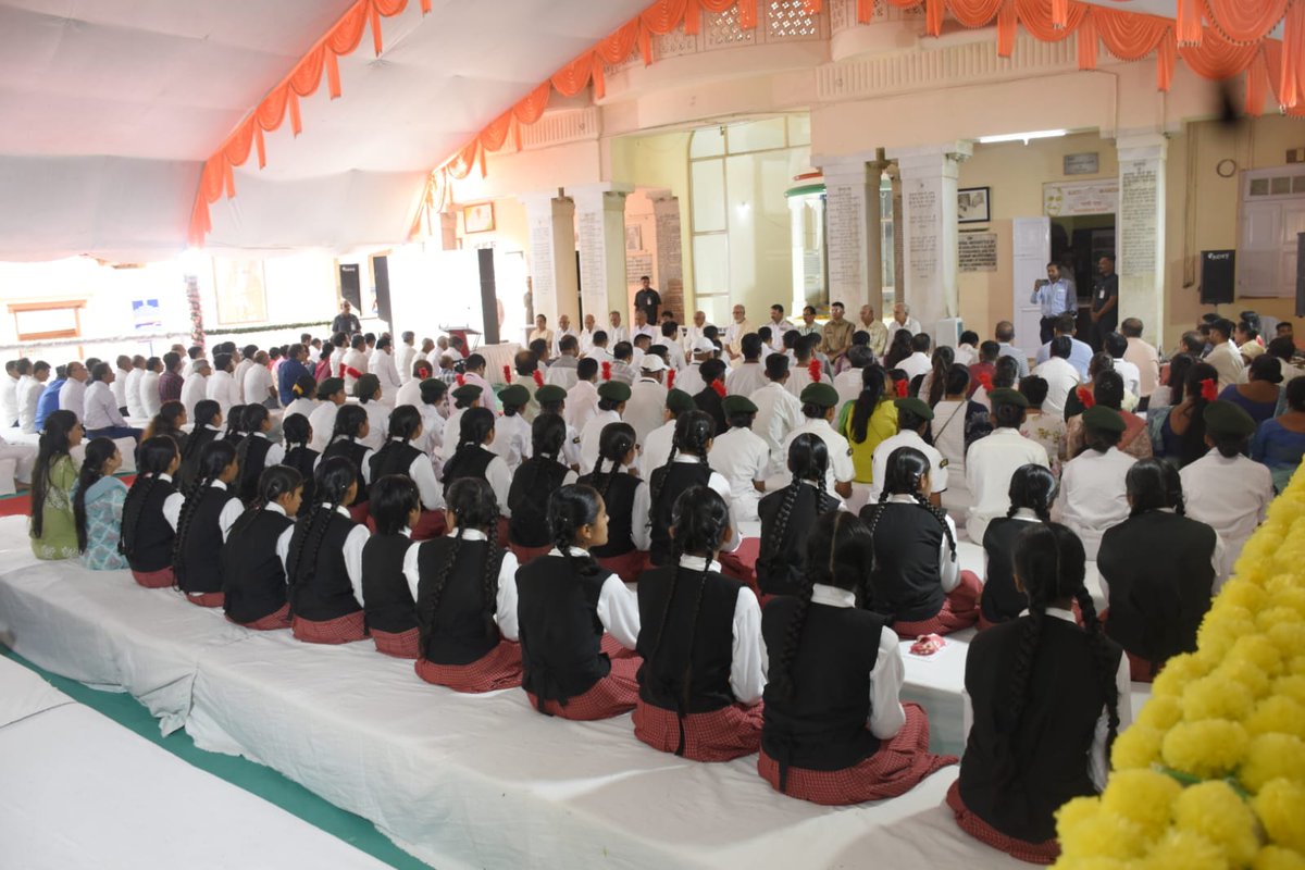 "વૈષ્ણવજન તો તેને કહીએ,  જે પીડ પરાઇ જાણે રે"
રાષ્ટ્રપિતા મહાત્મા ગાંધીજીની જન્મ જયંતિ નિમિત્તે માનનીય મુખ્યમંત્રીશ્રીની ઉપસ્થિતિમાં કીર્તિ મંદિર પોરબંદર ખાતે યોજાયેલ પ્રાર્થના સભામાં હાજરી આપી.
<a href="/CMOGuj/">CMO Gujarat</a>
<a href="/mansukhmandviya/">Dr Mansukh Mandaviya</a>
<a href="/kunvarjibavalia/">Kunvarji Bavaliya</a> <a href="/monakhandhar/">Mona Khandhar IAS</a> <a href="/GujDCoffice/">Guj DCoffice</a> <a href="/arjunmodhwadia/">Arjun Modhwadia</a>