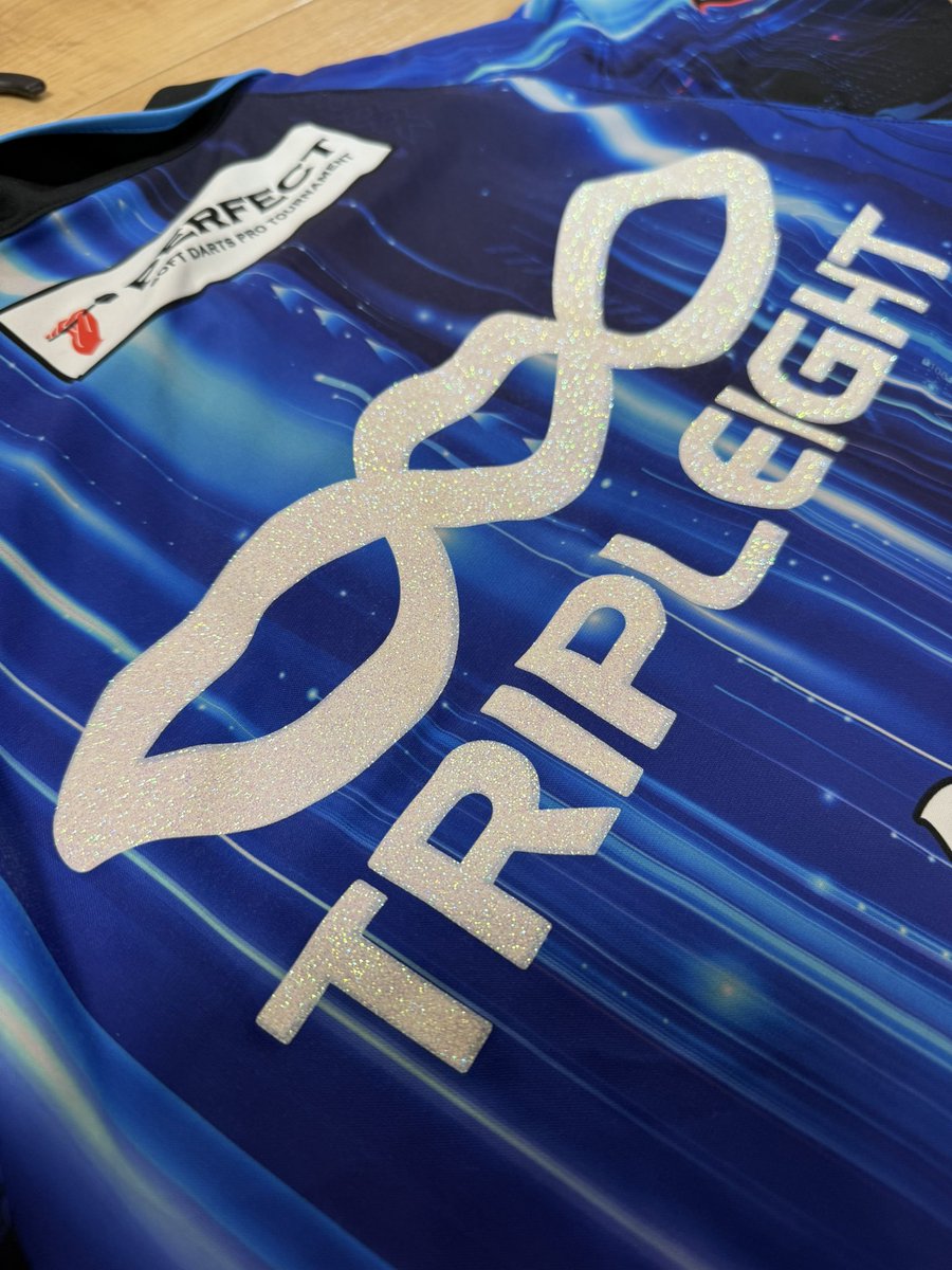 この度MACS DesignさんでTRUE BLUEチームTシャツを作ります🩵

今回のTシャツのコンセプトは普段でも着れるようにロゴが控えめなのと
わたくし鈴木の今年度のperfectのユニフォームでも使用しているホロホワイトをロゴに使用しています🩵

1枚¥3,500円
購入希望の方は
お名前/サイズ/枚数