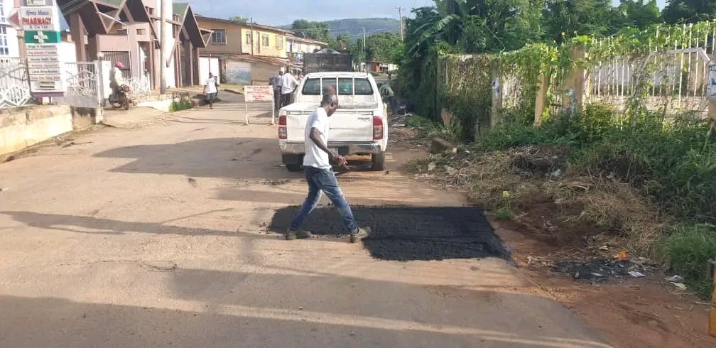 OndoAPC's tweet photo. ONDO PROJECT UPDATE: The Lucky Scorecard!

Ongoing rehabilitation of Roads at Ikare-Akoko, being carried out by the officials of the State Ministry Of Infrastructure. 

This is In line with the directive of Governor @LuckyAiyedatiwa on Zero Pothole initiative

#OndoisLucky https://t.co/nvW8XQeUmi