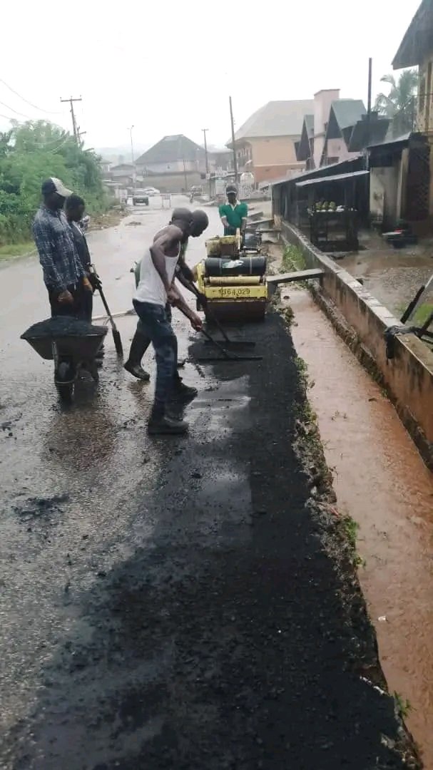 OndoAPC's tweet photo. ONDO PROJECT UPDATE: The Lucky Scorecard!

Ongoing rehabilitation of Roads at Ikare-Akoko, being carried out by the officials of the State Ministry Of Infrastructure. 

This is In line with the directive of Governor @LuckyAiyedatiwa on Zero Pothole initiative

#OndoisLucky https://t.co/nvW8XQeUmi