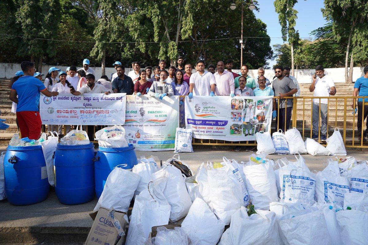CBC_mysuru's tweet photo. #SwachhtaHiSeva2024 ಅಂಗವಾಗಿ ⁦@CBC_mysuru⁩ ವತಿಯಿಂದ #ಮೈಸೂರಿನ ಮಾನಸ ಗಂಗೋತ್ರಿ ಬಯಲು ರಂಗಮಂದಿರದಲ್ಲಿ ಶ್ರಮದಾನ ನಡೆಯಿತು ⁦ಸಂಸದರಾದ @yaduveerwadiyar⁩ ಪಾಲ್ಗೊಂಡಿದ್ದರು 
#10YearsOfSwachhBharat  #SBD2024 #SHS202
 @CBC_Bengaluru ⁦@PIBBengaluru⁩ https://t.co/WAt738nsFI