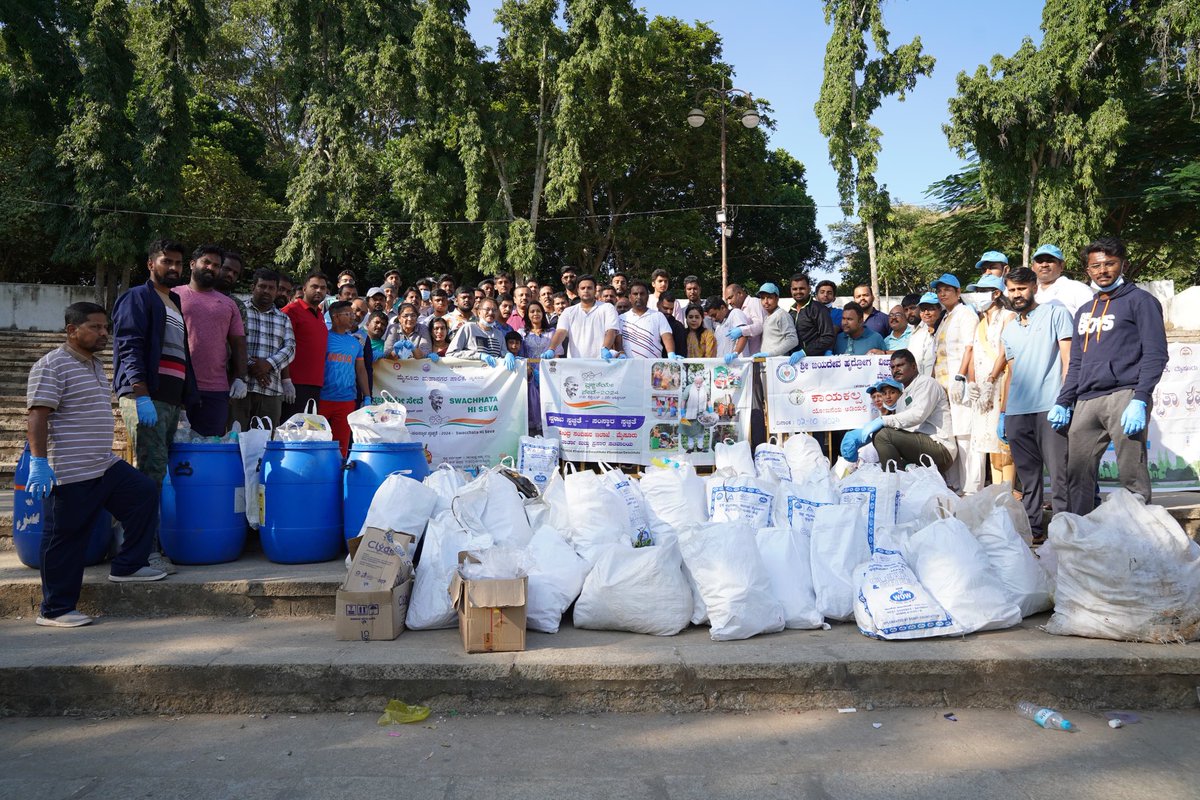CBC_mysuru's tweet photo. #SwachhtaHiSeva2024 ಅಂಗವಾಗಿ ⁦@CBC_mysuru⁩ ವತಿಯಿಂದ #ಮೈಸೂರಿನ ಮಾನಸ ಗಂಗೋತ್ರಿ ಬಯಲು ರಂಗಮಂದಿರದಲ್ಲಿ ಶ್ರಮದಾನ ನಡೆಯಿತು ⁦ಸಂಸದರಾದ @yaduveerwadiyar⁩ ಪಾಲ್ಗೊಂಡಿದ್ದರು 
#10YearsOfSwachhBharat  #SBD2024 #SHS202
 @CBC_Bengaluru ⁦@PIBBengaluru⁩ https://t.co/WAt738nsFI