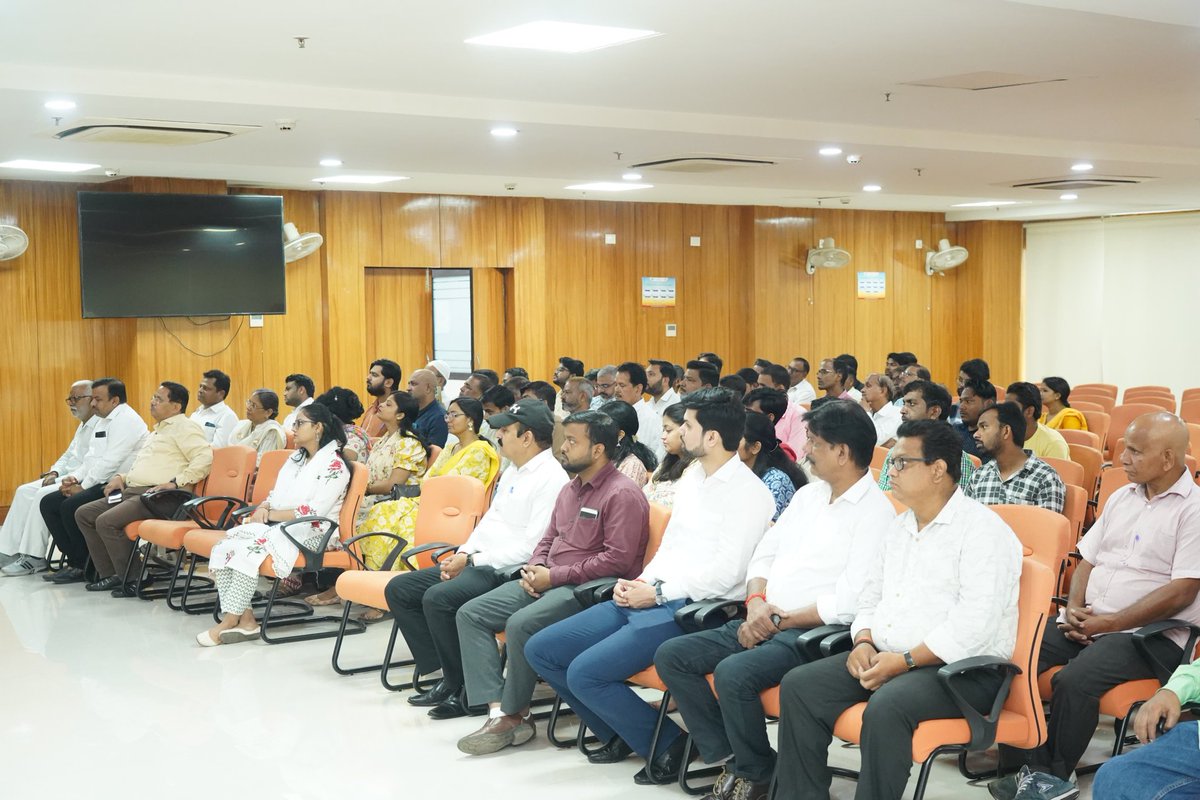 आज, सूडा भवन में आयोजित कार्यक्रम में निदेशक सूडा <a href="/anilpathakias/">Anil Pathak IAS</a> ने राष्ट्रपिता महात्मा गांधी व पूर्व प्रधानमंत्री श्री लाल बहादुर शास्त्री जी की जयंती के अवसर पर उनके चित्रों पर माल्यार्पण कर श्रद्धांजलि अर्पित की।

#GandhiJayanti #LalBahadurShastriJayanti