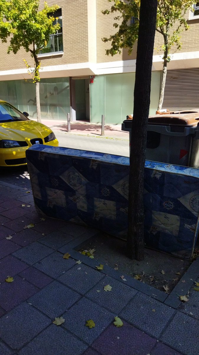 De ahora mismo...#NingunDiaSinColchones

Si el <a href="/AyuntamientoVLL/">Ayto. de Valladolid</a> y <a href="/JesusJCarnero/">Jesus Julio Carnero</a> ponen todos los colchones a los lados del tren, ya tendrían la pantalla que pide el informe , sería ecológico y barato ya que el servicio de recogida enseres funciona pésimamente 
Buenos días