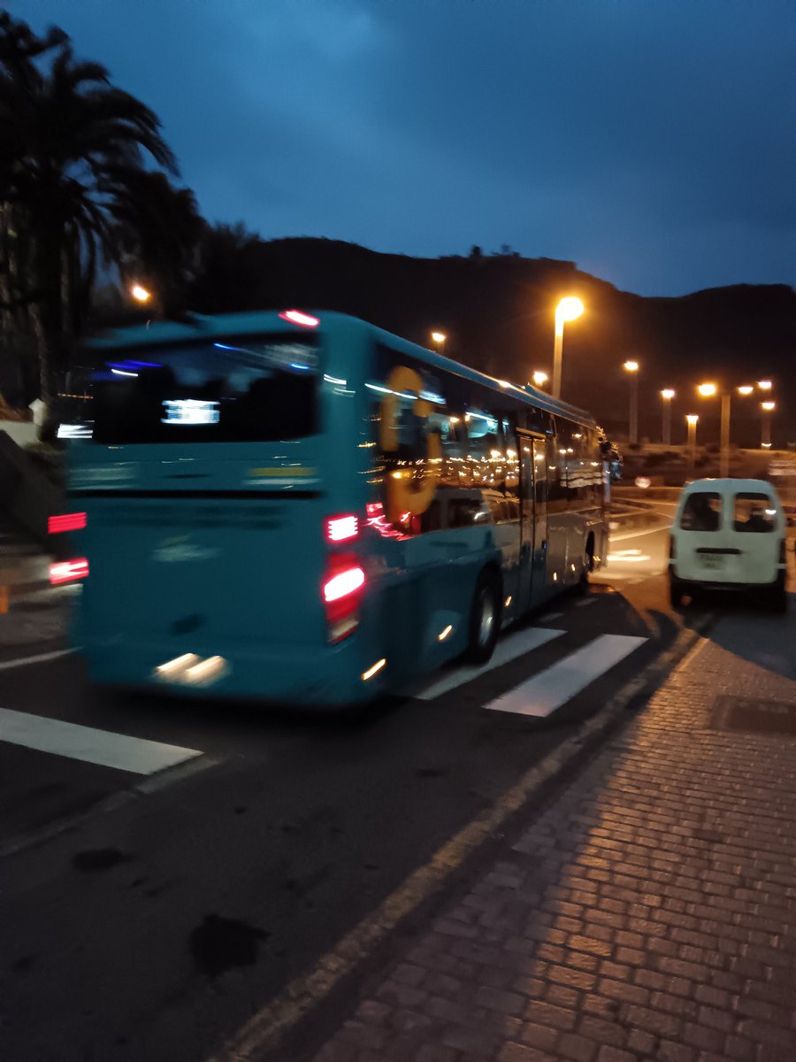 nestortheonlyic's tweet photo. Es una vergüenza, @guaguasglobal  @GranCanariaCab otro día más, para variar, pasan los servicios de entre las 6.30 - 7.00 (L100, L103, L105, L336) llenos, dejando a personas que van a estudiar, trabajar o al médico atrás. Pero luego para eventos y festividades hay servicios extra https://t.co/Cm7dUK9ULa