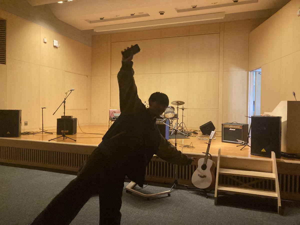 実は本日部内ライブです！🎸
17時頃くらいまでやる予定なのでフォーク部以外の人も気軽に見に来てください～～