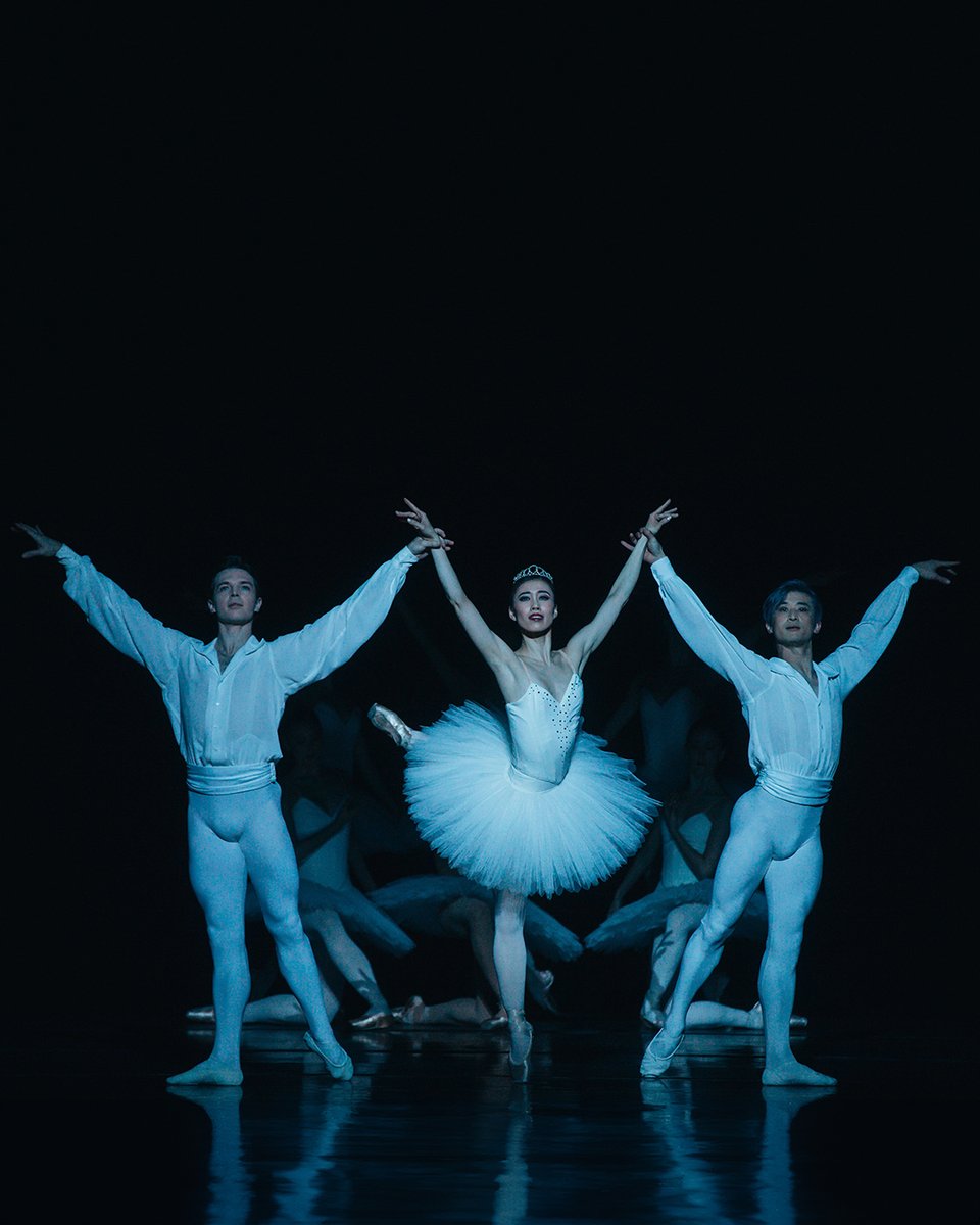 TheAusBallet's tweet photo. Études / Circle Electric opens tonight at Melbourne’s Regent Theatre 💥 We're bringing opposites together for the perfect blend of classical precision and contemporary force 💙⭕⚡

Chookas to Stephanie Lake, @OrchestraVic, our dancers and everyone involved in this production! https://t.co/SdWYC3Hdn7