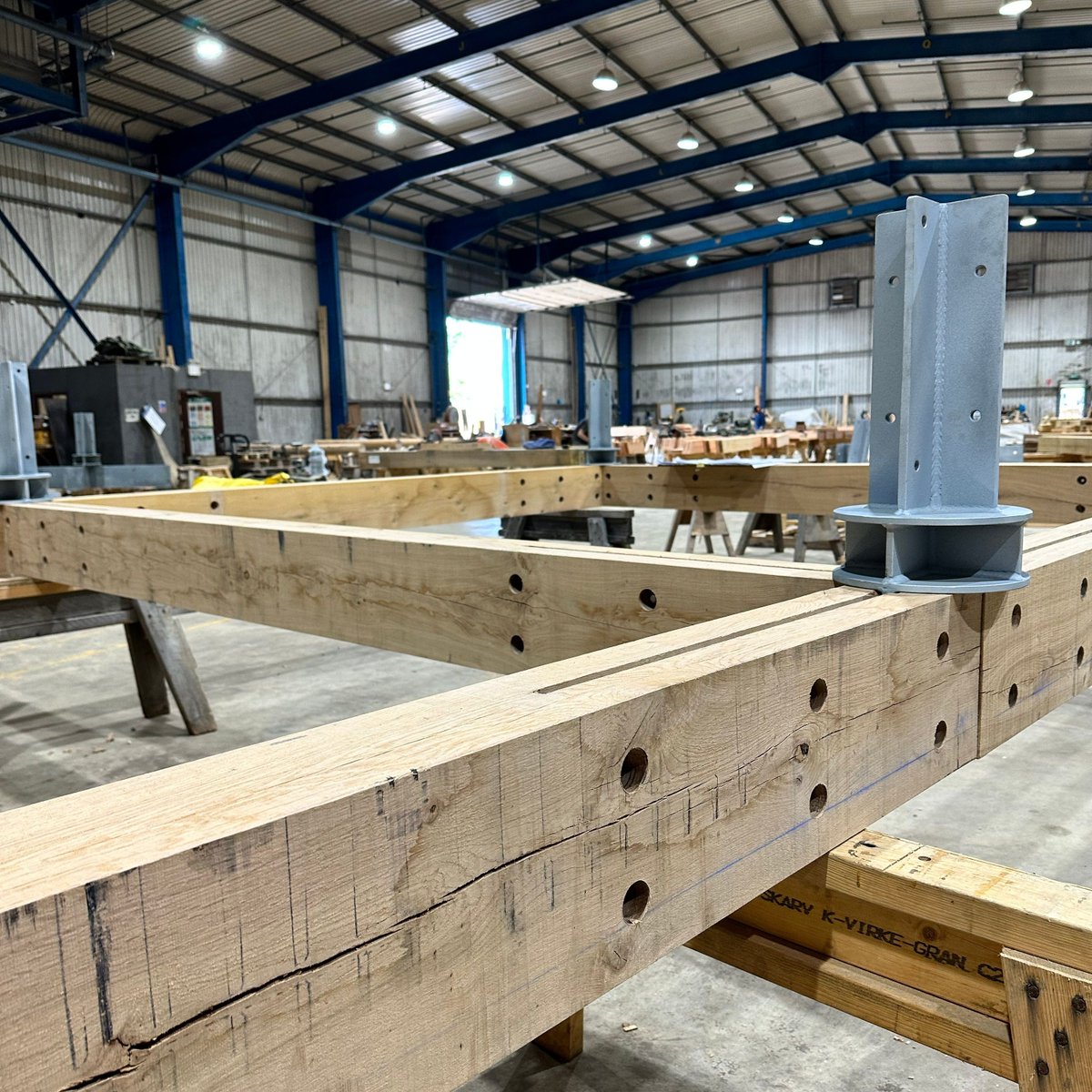 European oak turned columns combined with exposed steel flitch plate fixings creating a truly unique wrap-around extension.

#greenoak #oak #turnedcolumns #site #timber #timberframe #timberexpert #architecture #architecturedetailslovers