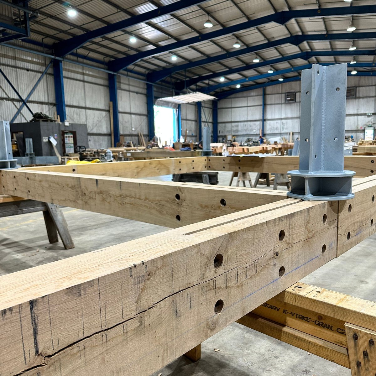 European oak turned columns combined with exposed steel flitch plate fixings creating a truly unique wrap-around extension. ⁠
⁠
- scroll to see the frame in production⁠
⁠
RM Architecture Limited⁠
⁠
#greenoak #oak #site #timber #timberframe #timberexpert #architecture