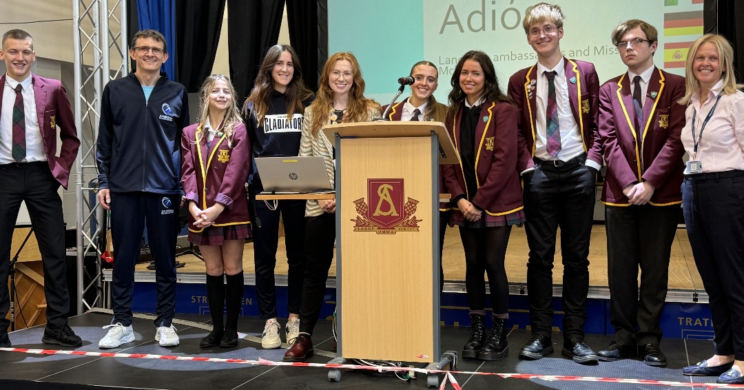 𝑩𝒐𝒏𝒋𝒐𝒖𝒓 &amp; 𝑯𝒐𝒍𝒂 🇫🇷 🇪🇸

Lluis Riera,  Mathilde Domineger &amp; Lisa Palombo were delighted to head along to Strathaven Academy last week to talk to an S3 assembly about the importance of languages in life and Sport.

𝑴𝒆𝒓𝒄𝒊 &amp; 𝑮𝒓𝒂𝒄𝒊𝒂𝒔 for having us!