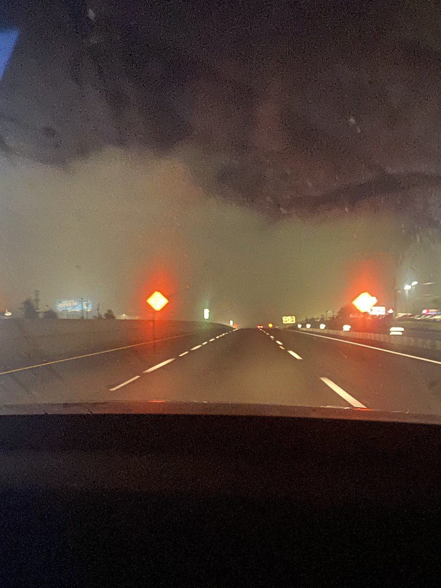 Shea_NxtDoor's tweet image. This damn smoke still in the air heavy 😭😭😭😭 smells like straight chlorine #BioLabFire