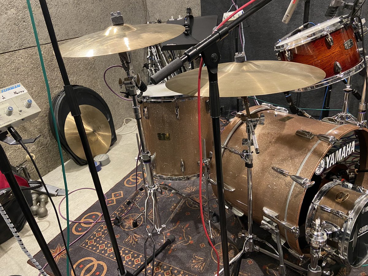 oganchan's tweet photo. 思いのほか
レコーディングが早く終わってしまった
さて、何やろかなぁー
ライブハウスにでも行こかなぁ〜

しかし、いい音でレック出来たよ。
初めてフルにピックを使ってビンビンにやりました〜

#SLIPBASS
 #Savarezstrings
#innerbomboocables
#Gravitypic https://t.co/bQJavIDAR1