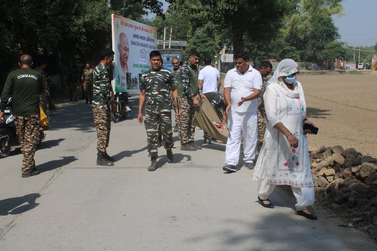 Crpf200's tweet photo. A Swachhata Campaign organized by this unit on 02nd Oct 2024 at Govt. Sarvodaya vidyalaya,  Surhera, Najafgarh, New Delhi in presence of IG (Med), DD (Med) and all ranks of this unit. @Special Campaign 4.0, @PIBHomeAffairs , @PMOIndia , @DAPRG_GOI https://t.co/yKmvbPk1kR