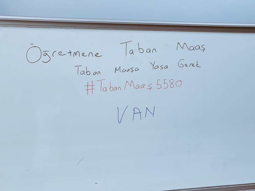 ogretmensendika's tweet photo. Patronlardan alınan sözün sayısı binleri bulan franchise kurumlarda ve isimlerini para karşılığında satan zincir okullarda bir karşılığı yok. Taban maaş uygulaması hayata geçmek için arkasında çok sayıda neden biriktiriyor. 
Van'da çalışan öğretmenlere selamlarımızı gönderiyoruz. Birleşin dostlar! 
#TabanMaaş5580e

@Yusuf__Tekin @tcmeb