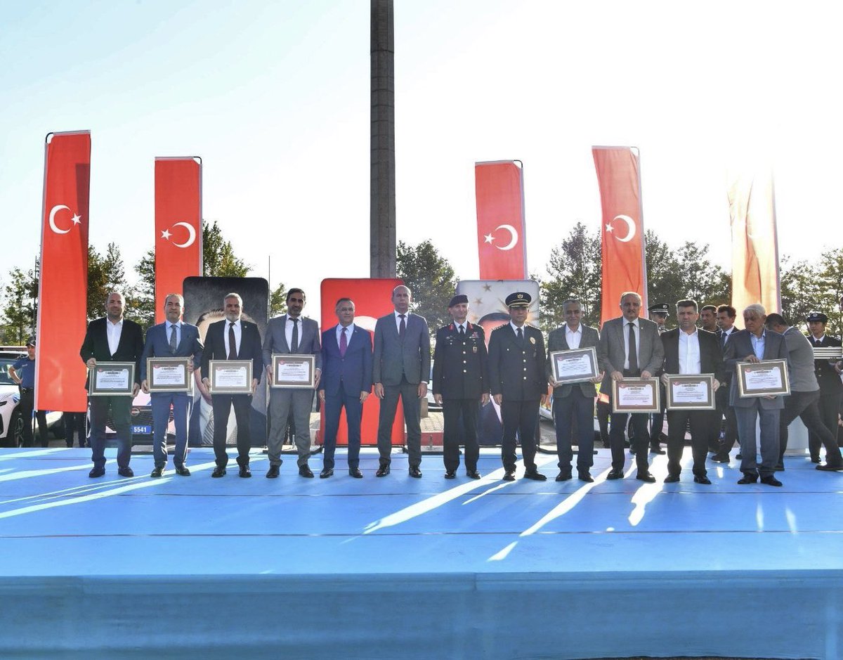 Gaziantep_OSB's tweet photo. Gaziantep Valiliği'nin koordinasyonu ve hayırsever sanayicilerimizin desteğiyle temin edilen 249 adet araç İl Jandarma Komutanlığı ve İl Emniyet Müdürlüğüne, gerçekleştirilen tören ile teslim edildi.

Katkılarından dolayı Sanayicilerimize teşekkür ediyor, vatana millete hayırlı olmasını diliyoruz. 🇹🇷

#GaziantepOSB

@gantepvaliligi