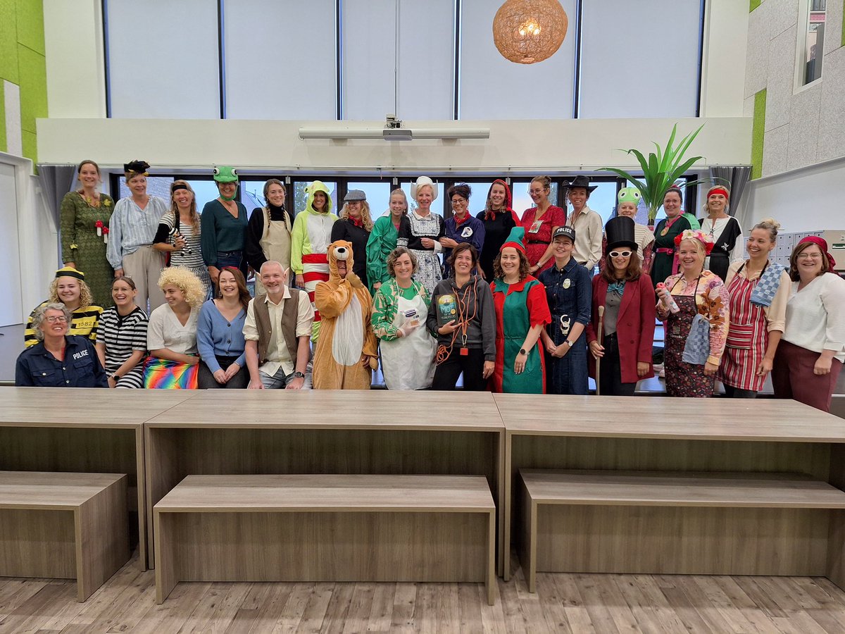 De #kinderboekenweek is begonnen. De meesters en juffen kwam als een #personage uit een #boek op school. Van #superjuffie tot de #GVR. Maar ook de kinderen bleven niet achter, zij deden net zo #creatief mee. 

#leesbevordering