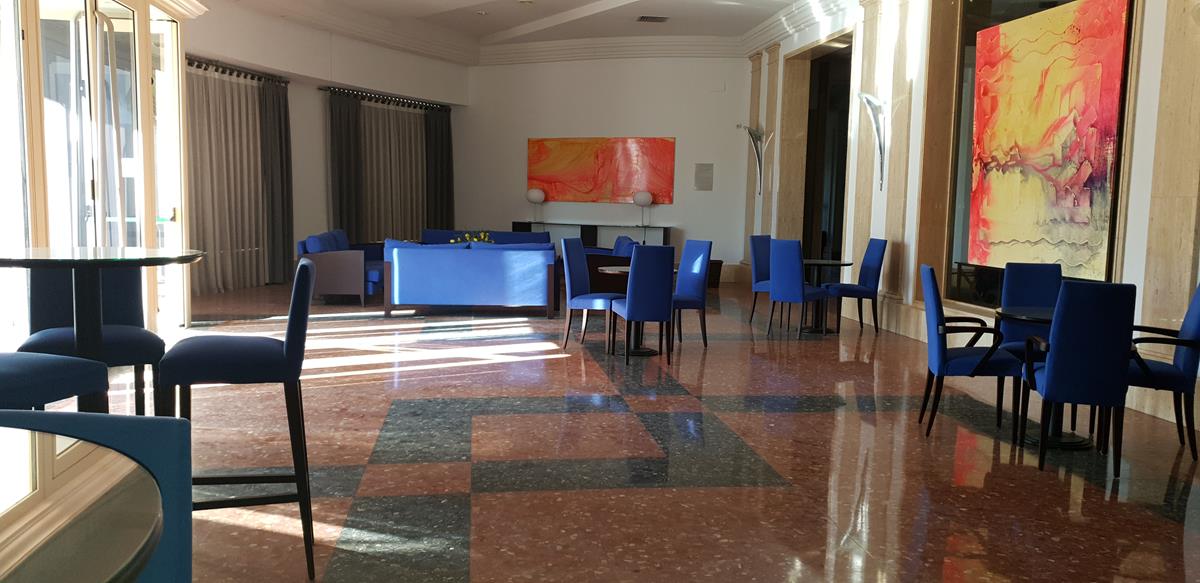 SERVIVAL_ALDAIA's tweet photo. Aldaia, a 5 minutos de Valencia y aeropuerto: Edificio polivalente en venta. Actividad anterior: Salón de banquetes/Restaurante. Muy buen estado. #servivalinmobiliaria https://t.co/IKm7ujvmrX