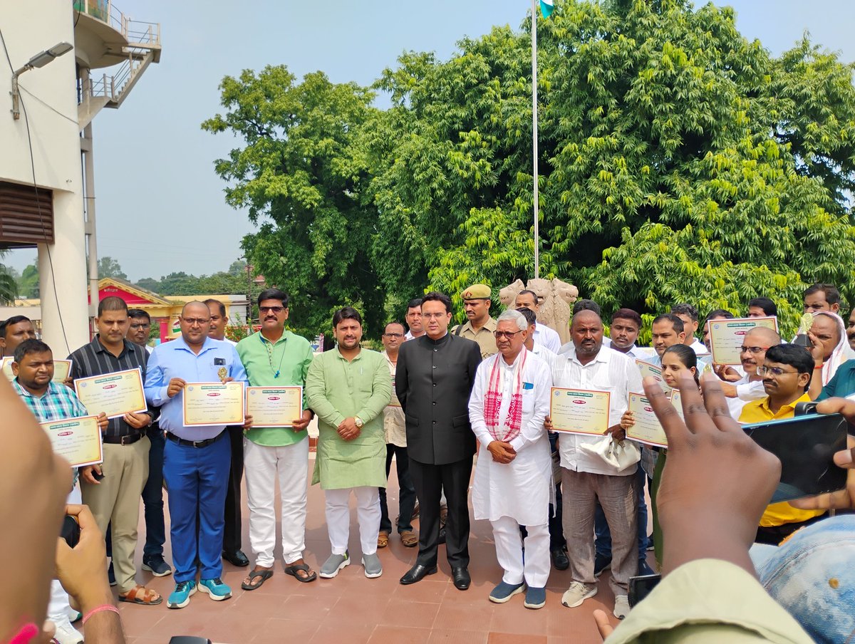 #DMAzamgarh,#cdoazamgarh,#dproazamgarh 

Swachhata Hi Seva ke antargat utkrusht karya karne Wale gram Pradhan, sachiv, safai Mitra aur panchayat sahayak ko Sammanit Kiya gaya.