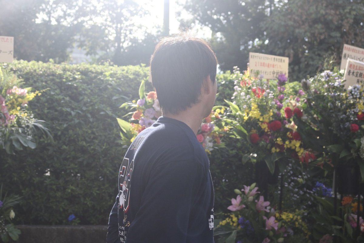 swallowspr's tweet photo. ◥◣青木宣親選手引退試合◢◤

練習後 #青木宣親 選手が球場正面に…💐🌼

球場正面には背番号モニュメントやファンの皆さまから募集したメッセージボードの展示、青木選手に届いたたくさんの素敵なお花を飾っております🎞️

#swallows https://t.co/bmPYd533mW