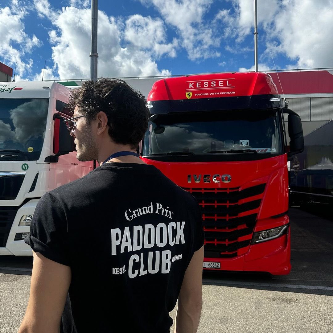 portalaytacbr's tweet photo. Aytaç Şaşmaz vivendo a adrenalina e a elegância no Grand Prix Paddock Club com Kessel Racing. Cada detalhe é pura paixão pela velocidade. 🔥🏎️ #AytaçŞaşmaz #Ferrari #GrandPrix #PaddockClub #KesselRacing 

📸| Repost from @/aytacsasmaz feed on Instagram https://t.co/pZJJg0kQYv