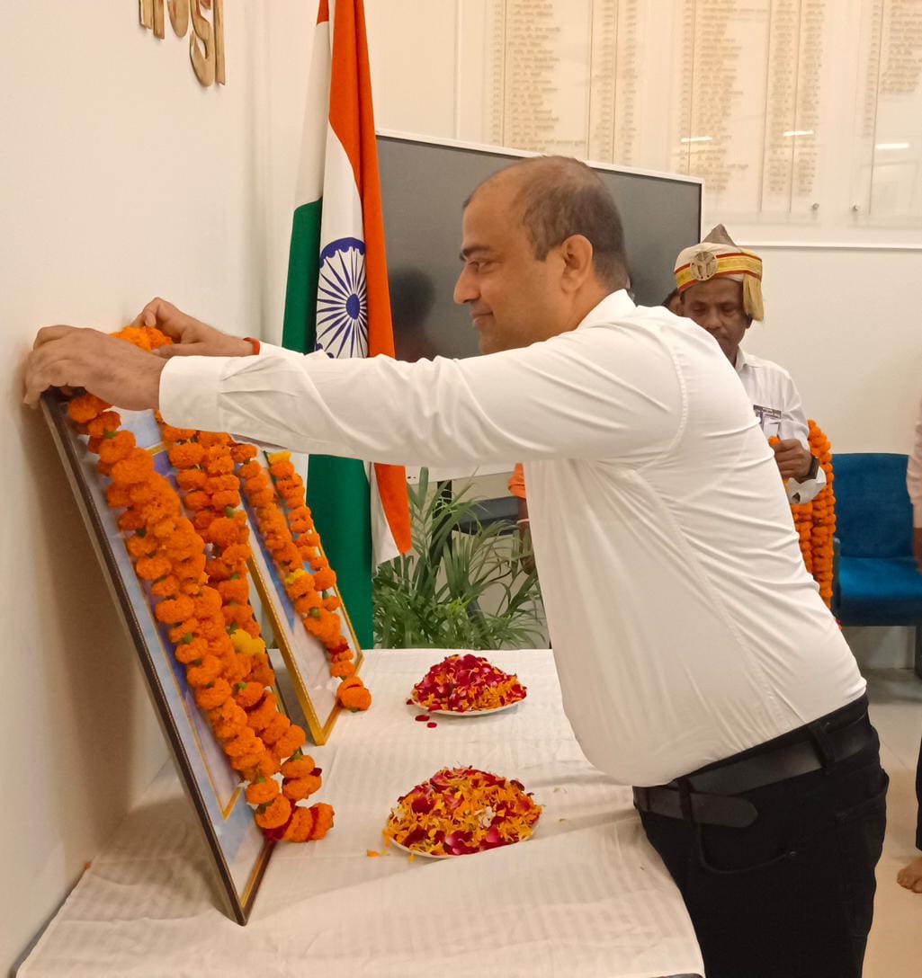 dmgonda2's tweet photo. राष्ट्रपिता महात्मा गांधी जी और पूर्व प्रधानमंत्री 'भारत रत्न' लाल बहादुर शास्त्री जी की जयंती पर राष्ट्र और मानवता के प्रति उनके अमूल्य योगदान को नमन करते हुए भावपूर्ण श्रद्धांजलि अर्पित करता हूँ। 

इन महानायकों के आदर्श हमें सदैव प्रेरित करते रहेंगे। 

#gonda https://t.co/S8sLgQXkIp
