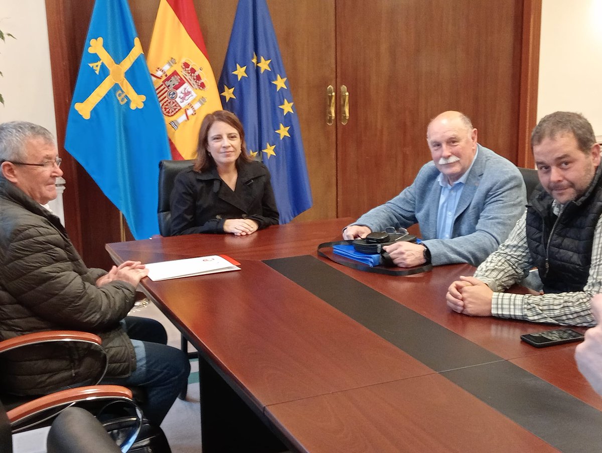 📄✋Hoy la UJP de UGT Asturias  ha entregado un manifiesto a Adriana Lastra, en Delegación de Gobierno 🏛️ con motivo del Día Internacional de las Personas Mayores 👵👴. Antes del acto que celebraremos a las 11:30 en el CIDAN de Laviana 🎤🎉.