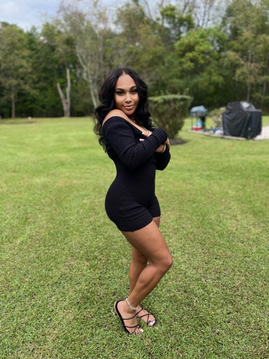 tashai__'s tweet photo. Southern Belle 🌻🦋✨

#countrygirls #skinglow #love https://t.co/YHpDHX47YP