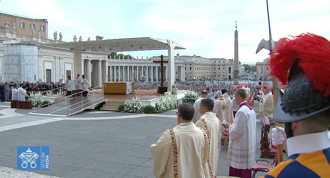 vaticannews_es's tweet image. Desde la Plaza de San Pedro, #SantaMisa presidida por el #PapaFrancisco  con motivo de la apertura de la Asamblea General Ordinaria del #Sinodo de  los Obispos.
Sigue la transmisión en vaticannews.va/es