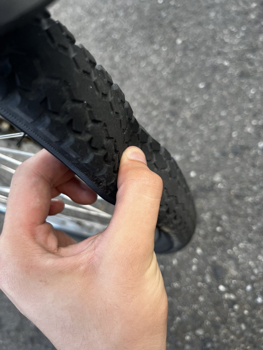 sonbusi's tweet photo. 帰ろうとしたら自転車パンクさせられてたんだが！！！ https://t.co/gQ2IlQ5KSN