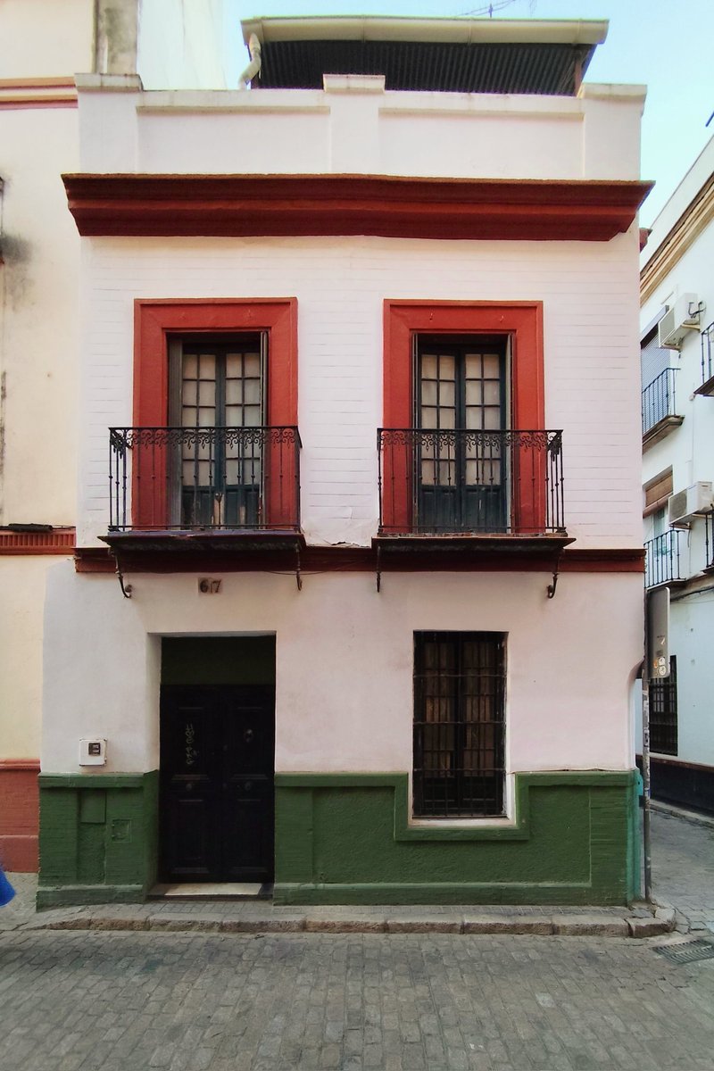 Semana grande en esta casa de la calle Castelar. Ahí están de derbi todo el año 😂.