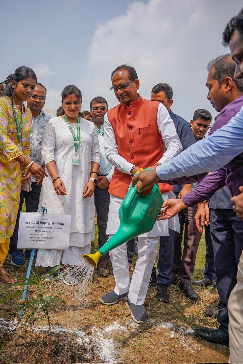 OfficeofSSC's tweet photo. माननीय श्री @ChouhanShivraj जी ने आज झारखंड के हजारीबाग स्थित भारतीय कृषि अनुसंधान परिषद के गोरिया कर्मा केंद्र पहुंचकर अधिकारियों-कर्मचारियों से चर्चा की और संस्थान की गतिविधियों की जानकारी ली।

इस दौरान केंद्रीय मंत्री जी ने परिसर में पौधरोपण किया और पूरी टीम को बधाई एवं शुभकामनाएं दीं।