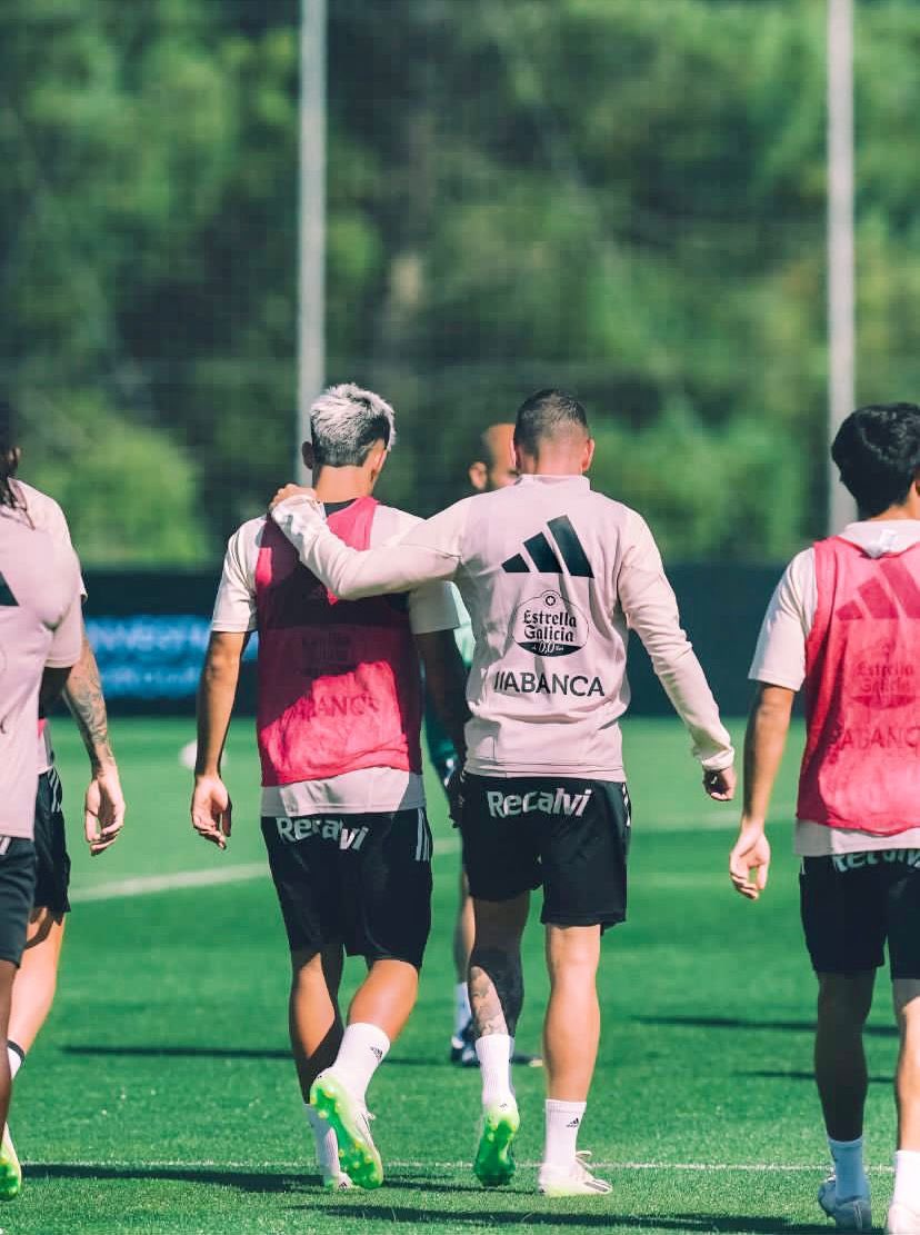 pablo_carba's tweet photo. Iago Aspas llamó a Marcos Alonso para convencerlo de que viniera. Llamó a Borja Iglesias para pedirle que volviera. Llamó a Hugo Sotelo para animarlo a que renovara. Igual hay gente que no lo sabe. Para el Celta Iago Aspas es mucho más que todo lo que vemos cada fecha en el campo https://t.co/tQVkzmPOMd