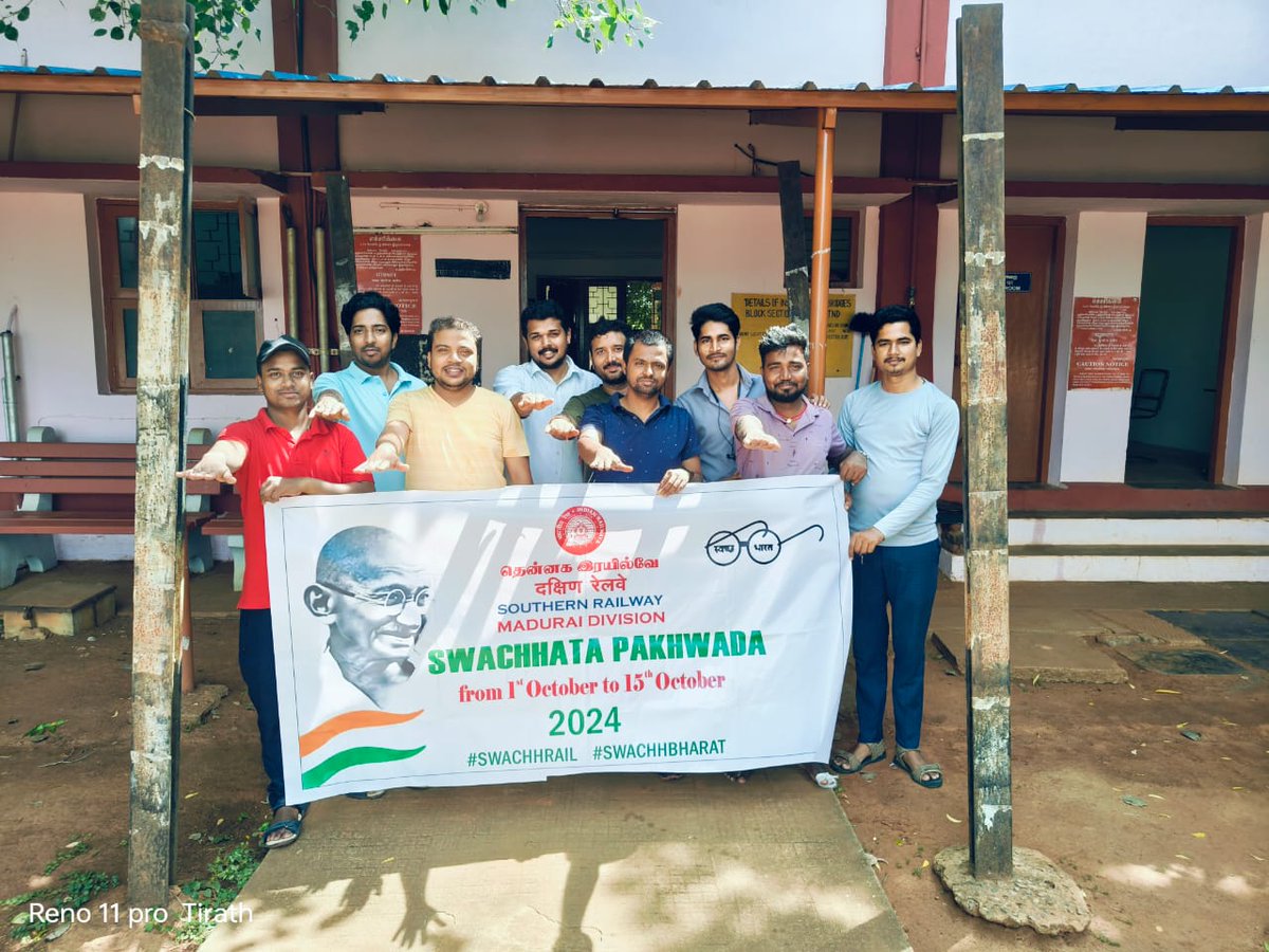 MahavirPr's tweet photo. स्वच्छता ही सेवा अंतर्गत "स्वभाव स्वच्छता,संस्कार स्वच्छता" के तहत आज मदुरै डिविजन के अंतर्गत चेट्टिनाड रेलवे स्टेशन के सभी कर्मचारी द्वारा स्वच्छता अभियान चलाया गया उसके बाद स्वच्छता की शपथ ली गई।  #SwachhataHiSeva2024 #SwachhBharatAbhiyan #SwachhRail #SwachhBharat @PiyushGoyal https://t.co/UDcKK9szs1