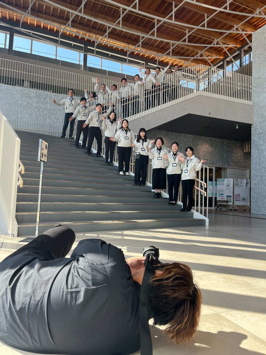 Leading_sanin's tweet photo. 今日は「#あおい総合設計  」さん！

設計を担当された境港のみなとテラスにて、ノリノリで集合写真を撮りましたよ〜📷

自分が設計デザインした建物が街の景色を作って、そこにたくさんの人が集う…
素敵な仕事ですよね✨

#鳥取・島根のリーディング企業
#建築士 https://t.co/hgPMAeBXKn