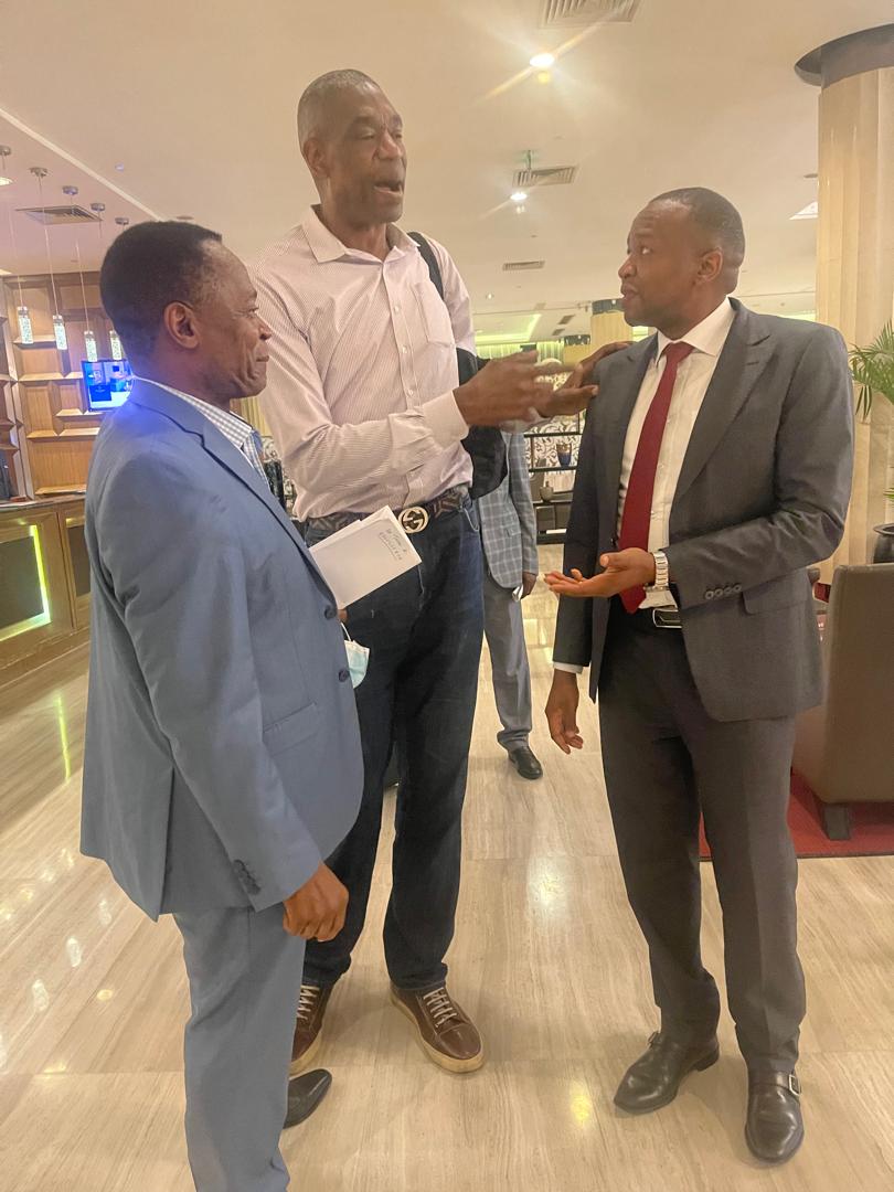 CelestinMukeba's tweet image. C'est avec une grande tristesse que j'apprends le départ de mon cher frère et ami, Mutombo Dikembe. Sa sagesse, son leadership et son engagement à servir les autres resteront gravés dans nos mémoires.
#Dikembe #mutombodikembe