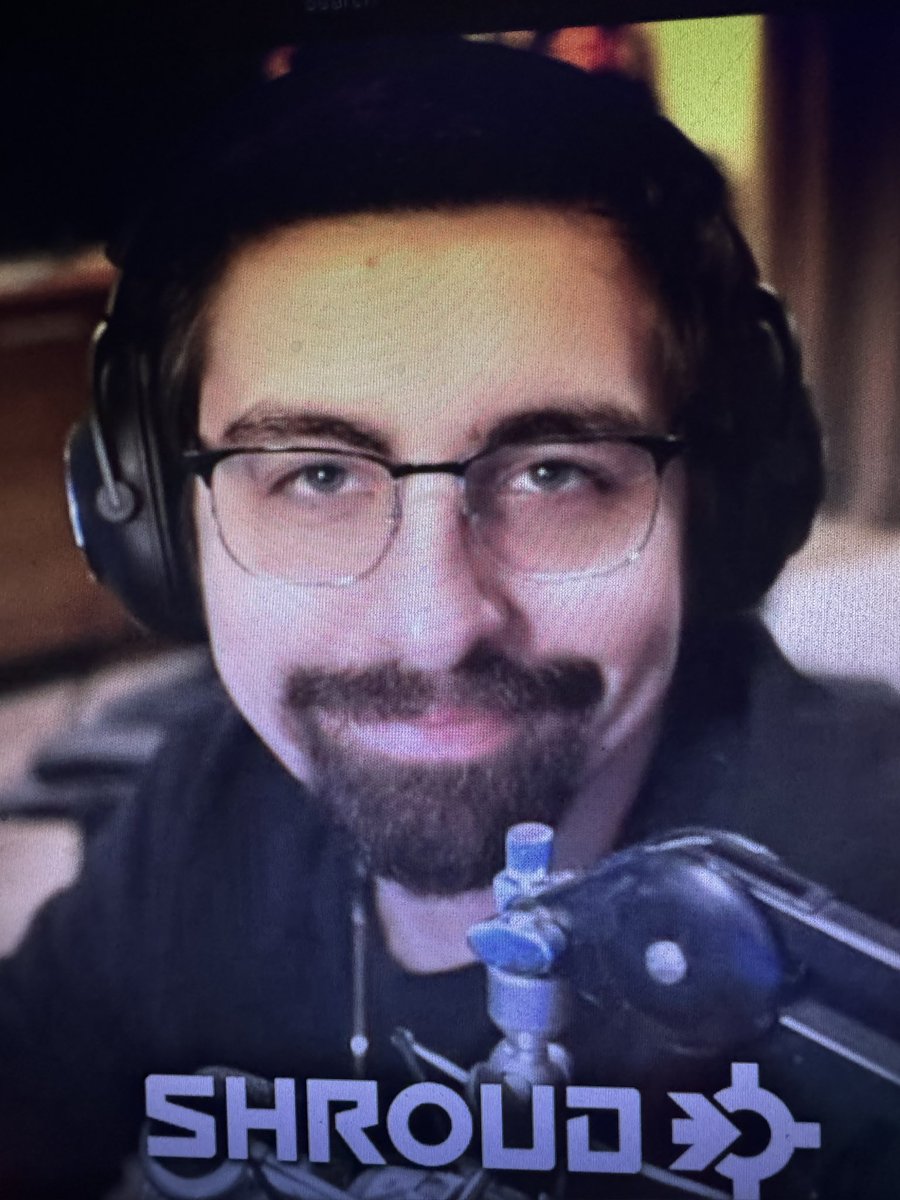 Limited_Gambit's tweet photo. Opened chrome, restored closed tabs, look down at my phone and looked back up at this. Nearly 💩 myself #shroud https://t.co/KbdGsa4WI8