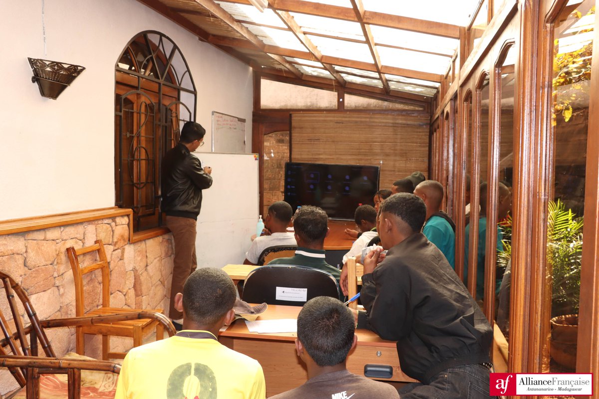 Alliance Française d'Antananarivo (@af_antananarivo) on Twitter photo Salut, ça fait longtemps 😝 Est-ce qu'ici vous connaissez l'AF Mobile? C'est un projet de l'AFT en collaboration avec <a href="/TotalEnergies/">TotalEnergies</a> qui a pour but de partager l'amour de la lecture, de l'art et de la langue française auprès des enfants des milieux défavorisés. Salut, ça fait longtemps 😝 Est-ce qu'ici vous connaissez l'AF Mobile? C'est un projet de l'AFT en collaboration avec <a href="/TotalEnergies/">TotalEnergies</a> qui a pour but de partager l'amour de la lecture, de l'art et de la langue française auprès des enfants des milieux défavorisés.