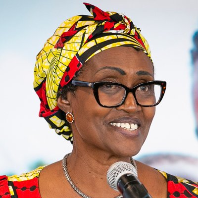 La lliçó inaugural anirà a càrrec de <a href="/Winnie_Byanyima/">Winnie Byanyima</a>, directora executiva d’<a href="/UNAIDS/">UNAIDS Global</a> i secretària general adjunta de les Nacions Unides <a href="/UN/">United Nations</a>.

La lliçó portarà per títol “From charity to solidarity: Reshaping global cooperation for the 21st century”
