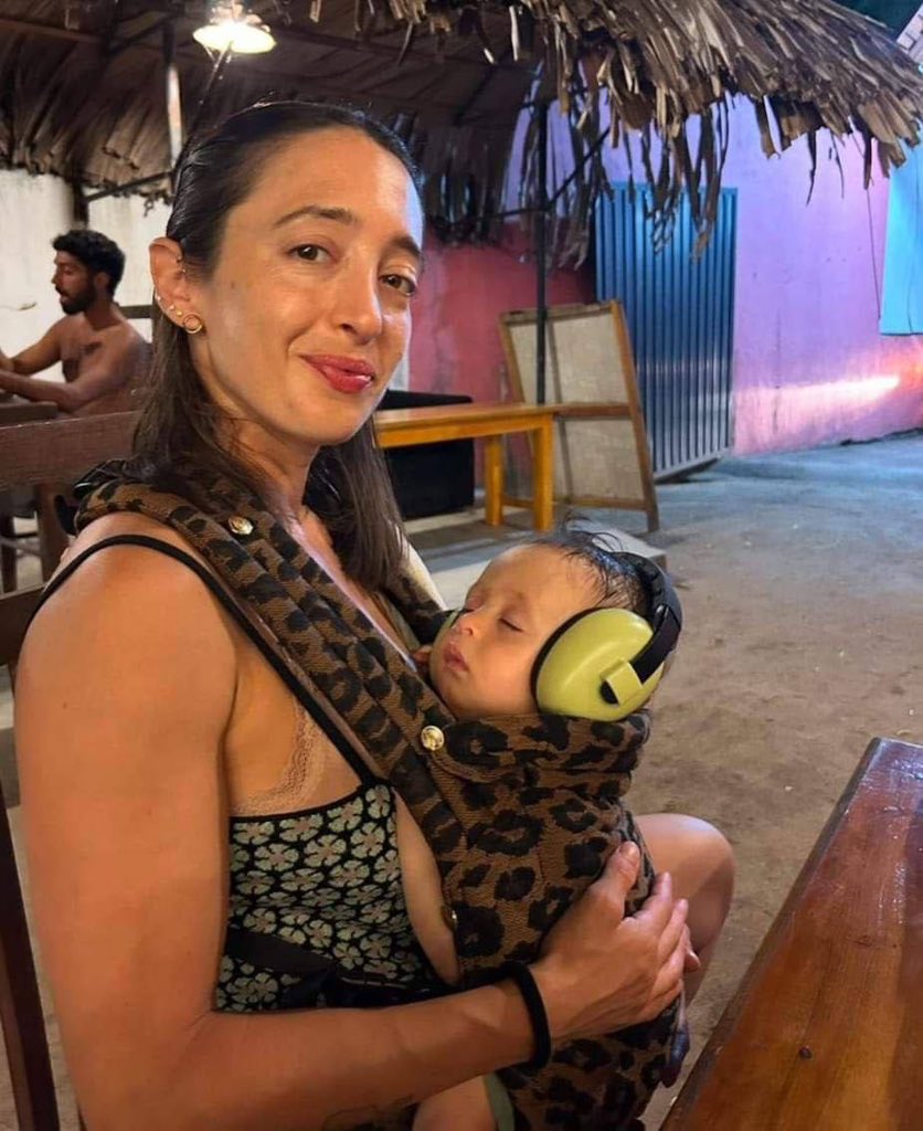 Inbar Segev, 33 anni. Freddata ieri sera a Giaffa da un “civile” palestinese, quelli che piacciono tanto alle redazioni. Ha protetto il suo piccolo di 3 mesi, poi raccolto dai passanti e portato in salvo. E voi vorreste dare uno stato a queste belve.