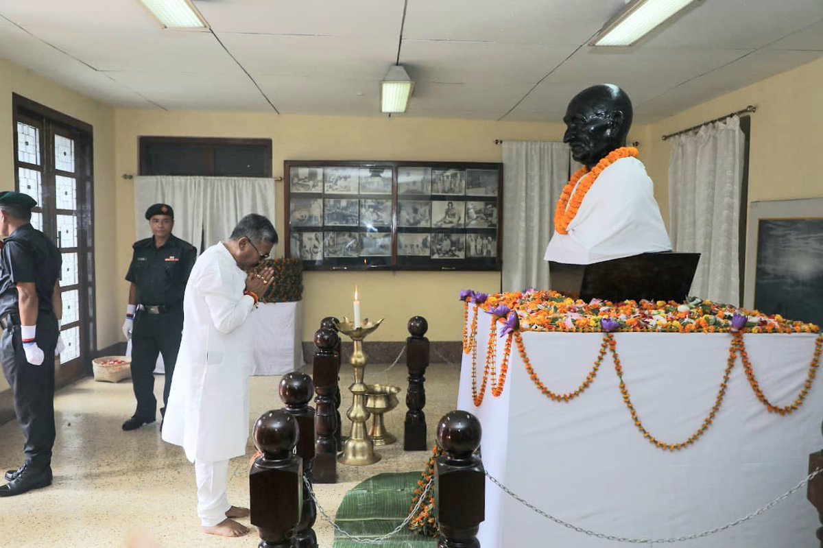 KonthoujamG's tweet photo. On this National Cleanliness Day, we gathered at MG Avenue, Imphal, to pay floral tribute to the Statue of Mahatma Gandhi.
His teachings inspire us to uphold the values of cleanliness and responsibility. https://t.co/G4H9BTmryo