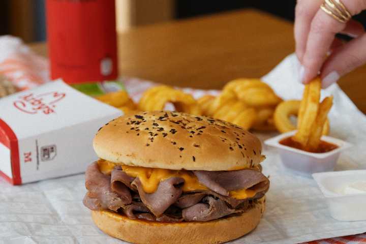 Tarım ve Orman Bakanlığı'nın yayınladığı taklit ve tağşiş listesine Tab Gıda markası Arby's de girdi!
Kayseri Forum AVM mağazasında dana etli diye satışa sunulan 231011-2 parti numaralı Roast Beef ürünü içeriğinde kanatlı eti tespit edildiği duyuruldu.
gidadedektifi.com/status/1359