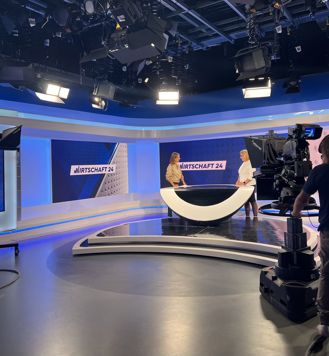 SanofiAT's tweet photo. 📺 Heute um 19 Uhr auf Puls24: Die neueste Folge des Wirtschaft24-Talks rund um die Frage: Wie gelingt echte Patientenmitbestimmung? Mit dabei: https://t.co/JaBtGTtwQ6 Brigitte Ettl, Präsidentin Plattform Patient:innensicherheit (https://t.co/CKtBWCEG0b) https://t.co/JX1wXl3No5