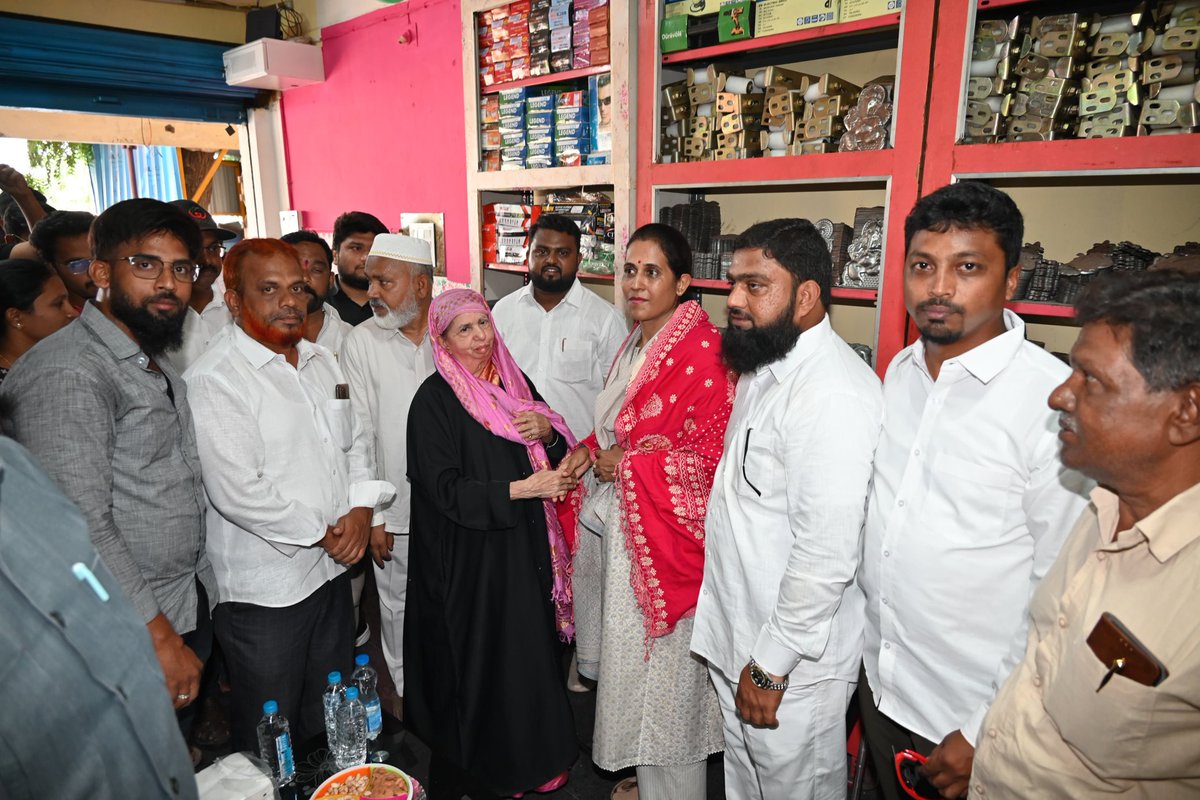 R_Madhavi_Reddy's tweet image. కడప నగరంలోని దొంగల చెరువు గాంధీ స్కూల్ వద్ద గాంధీ ప్లాజా మరియు బిల్డప్ సర్కిల్ వద్ద SDS ఐరన్ షాప్ ప్రారంభోత్సవంలో పాల్గొనడం జరిగింది.

#kadapa #kadapadevelopment #reddeppagarimadhavi #reddeppagarisrinivasareddy 
#cbn #naralokesh #TDP