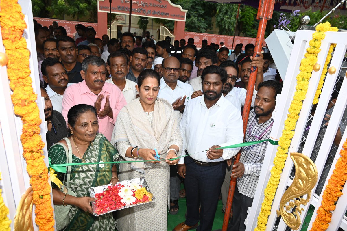 R_Madhavi_Reddy's tweet image. కడప నగరంలోని దొంగల చెరువు గాంధీ స్కూల్ వద్ద గాంధీ ప్లాజా మరియు బిల్డప్ సర్కిల్ వద్ద SDS ఐరన్ షాప్ ప్రారంభోత్సవంలో పాల్గొనడం జరిగింది.

#kadapa #kadapadevelopment #reddeppagarimadhavi #reddeppagarisrinivasareddy 
#cbn #naralokesh #TDP