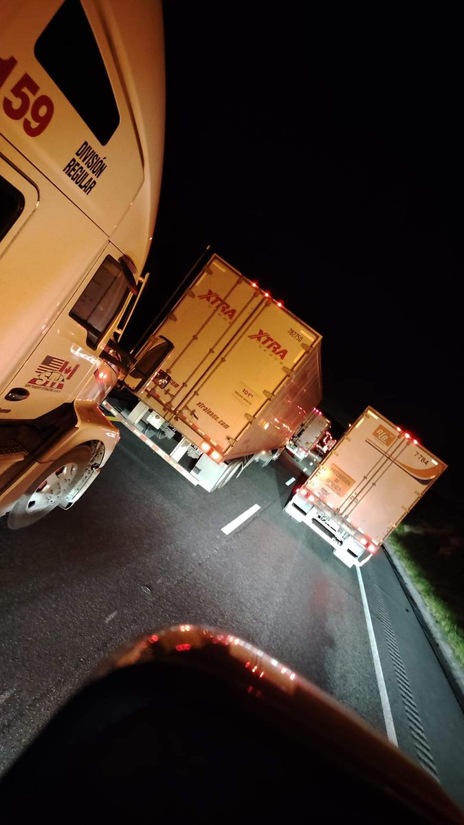 Saltillofoto's tweet photo. Ya dos horas y media en la #fila en la carretera #Laredo - #Monterrey y lo que falta, la fila no se mueve, creo hay un #accidente más delante
#alto
#altototal
#NuevoLeón
#GobiernodeMexico
#Sheinbaum
#nacional
#cuellodebotella
#saltillo
#coahuila
#2deoctubre
@samuel_garcias https://t.co/h8oegf4FP1