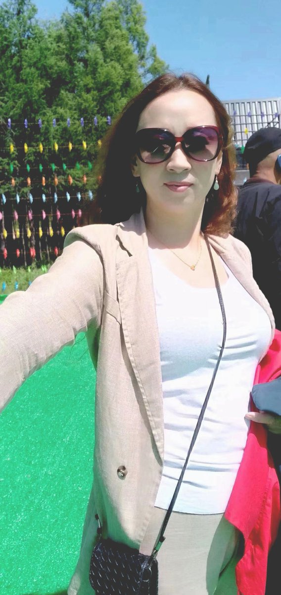 fang82861's tweet photo. 天天对着我骚丈母娘的内裤撸鸡吧 把精液射到她性感内衣上！ https://t.co/CaLs10HzRD