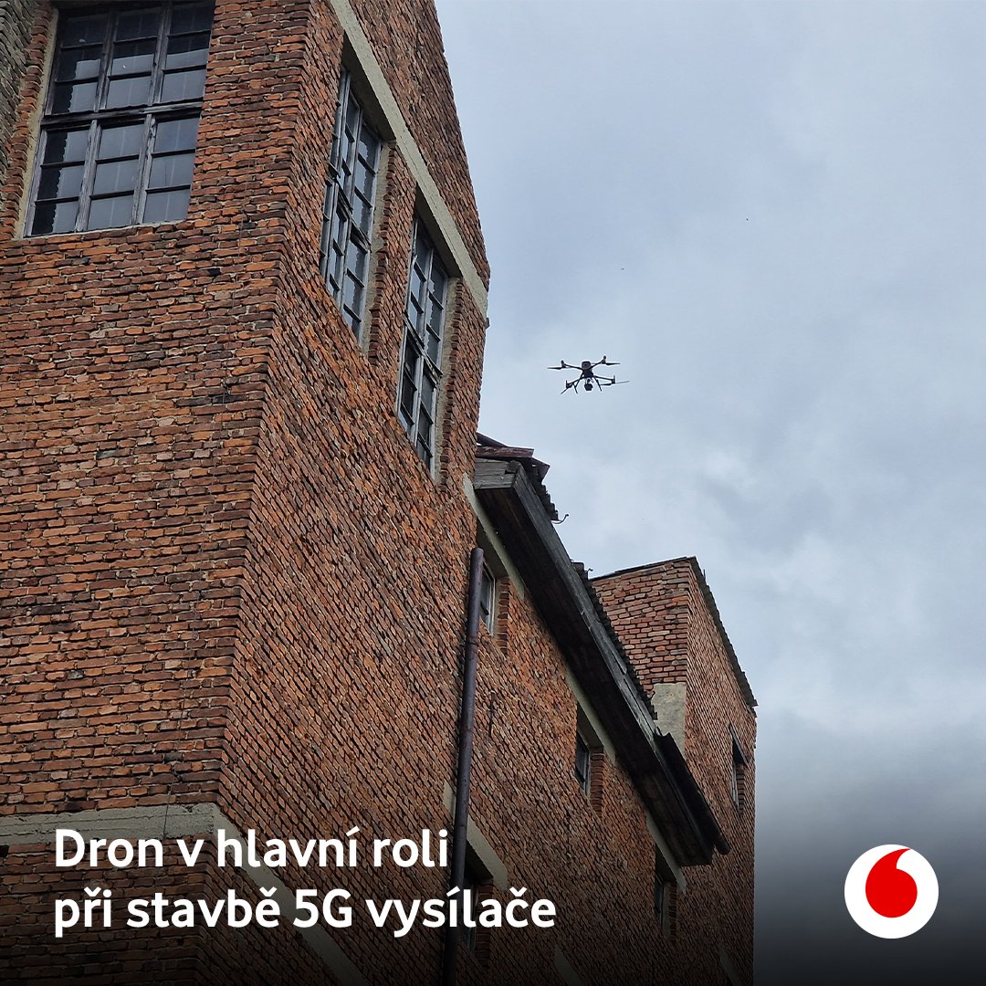 Se stavbou 5G vysílače v Novém Dvoře nám pomohl dron. Jak? Antény jsme nakonec umístili na střechu starého domu. Na tu nejdřív nebylo bezpečné vstoupit, a tak jsme udělali průzkum z ptačí perspektiv. Lepší pokrytí má teď nejen celá obec, ale i nově budovaná část dálnice D6. 📶