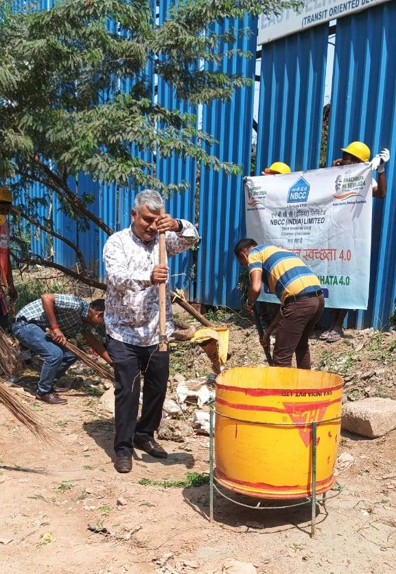 OfficialNBCC's tweet image. On the occasion of Mahatma Gandhi&apos;s birth anniversary, #NBCC&apos;s East Delhi Hub at Karkardooma held a mass cleaning &amp;amp; housekeeping drive as part of #SwachhtaCampaign4.0. In collaboration with the community, saplings of  mango &amp;amp; neem trees were also planted.